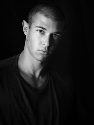 Emanuele, ritratto in studio. 2020 Ugo Baldassarre Model: Emanuele Moroni