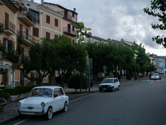 La via principale del paese, con bar e negozi