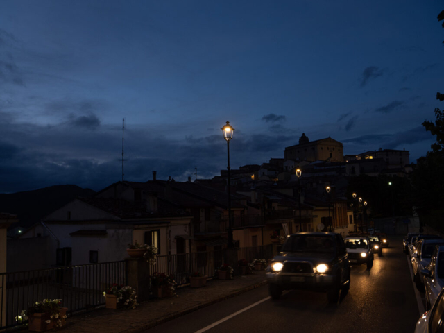 La grande chiesa sullo sfondo è la chiesa madre e domina tutto l'abitato