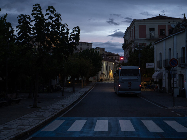 i collegamenti con gli altri centri urbani sono frequenti, già dalle prime luci del mattino