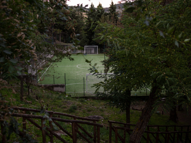 campo da calcio nel centro abitato. il campo sportivo vero e proprio sorge appena fuori l'abitato