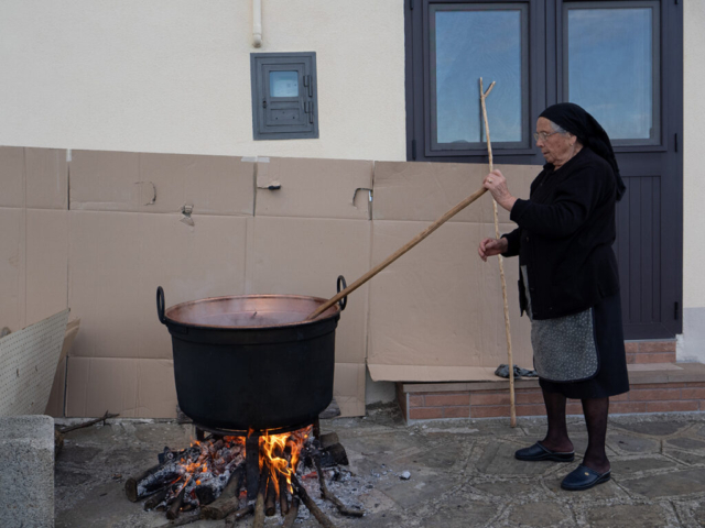 La signora Margherita sta preparando un rimedio naturale per conservare il vino