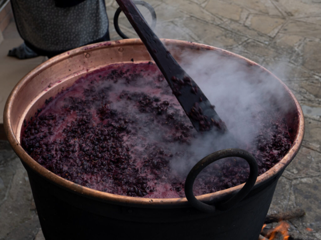 Il vino bollito viene poi aggiunto nelle botti e usato come conservante naturale