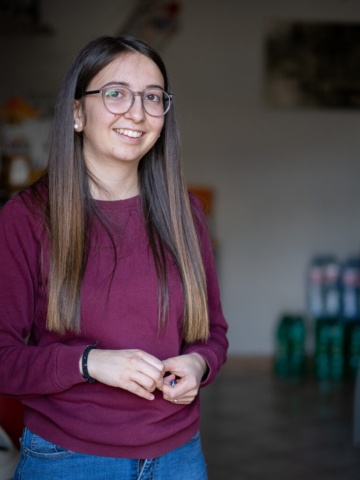 Francesca, figlia dei proprietari del Bar K3. al pomeriggio si occupa lei del Bar