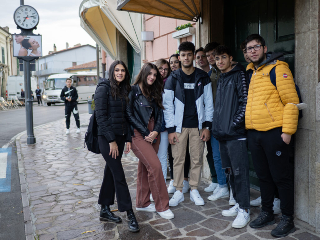 Studenti in attesa della corriera per Stigliano, al mattino presto