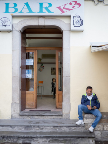 Un momento di relax per il gestore del bar
