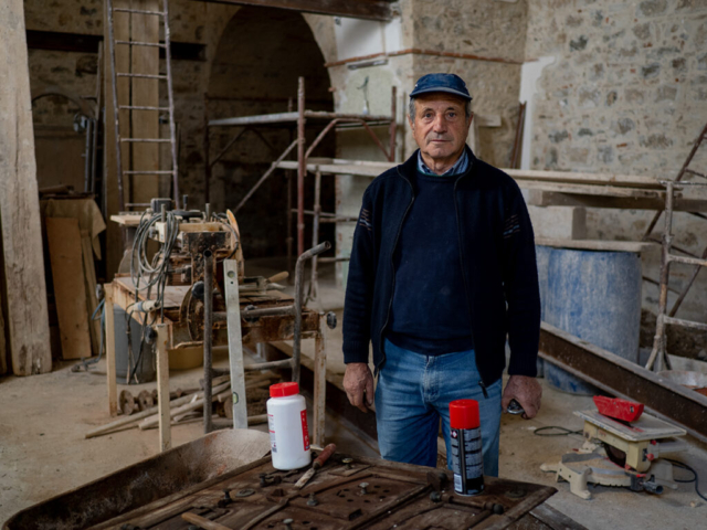 Antonio, abile artigiano, sta recuperando e ristrutturando un bellissimo locale