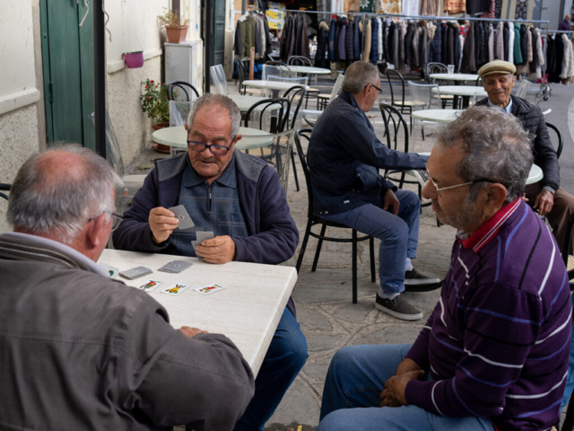 il vociare proveniente dai tavolini dei bar anima le vie del paese
