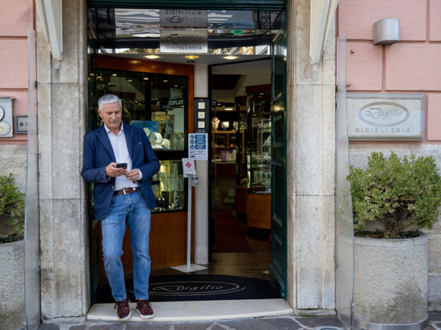 Il gioielliere, nel corso. Le attività commerciali ad Accettura sono molto varie