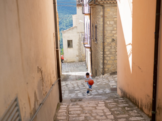 bambini giocano in strada tra i saliscendi del centro