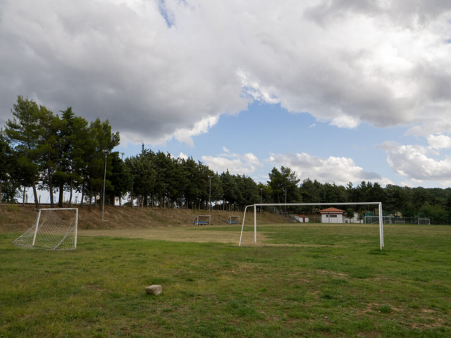 Il campo sportivo grande sorge appena fuori il paese