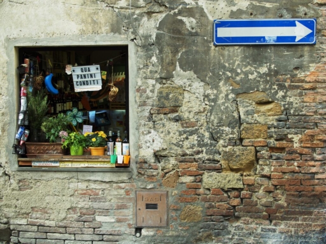 Qui, a Siena, panini freschi
